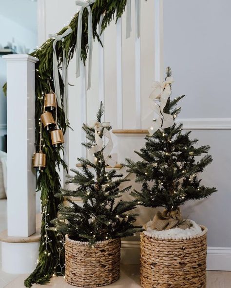 Christmas Staircase Decor, Christmas Staircase, Neutral Christmas Decor, Warm White Led Lights, Christmas Decor Inspiration, Christmas Themes Decorations, Christmas Interiors, Noel Christmas, White Led Lights