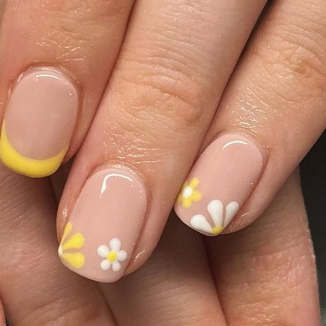 Daisy French Tip Nails, Yellow Floral Nails, Yellow Daisy Nails, French With Flowers, Yellow Flower Nails, Banana Nails, Fab Nails, Minimalist Nail, Minimalist Nail Art