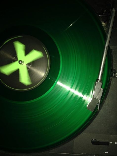 Ed Sheeran Green Music Aesthetic, Wallpaper Music Aesthetic, Ed Sheeran Vinyl, Whats Wallpaper, Iphone Wallpaper Music, Vinyl Aesthetic, Rockstar Aesthetic, Wallpaper Music, Aesthetic Music