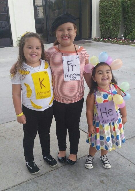 Periodic element costume Science Dress Up, Science Costume Ideas, Element Costume Ideas, Science Halloween Costumes, Dna Costume, Element Costume, Science Costumes, Science Halloween, Pun Costumes