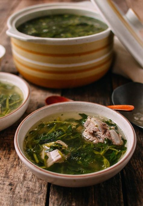 Chinese Watercress Soup with Pork Ribs (Sai Yeung Choy Tong), by thewoksoflife.com Hakka Recipe, Tender Pork Ribs, Soup With Pork, Watercress Recipes, Watercress Soup, Healthy Chinese Recipes, Asian Soup, Chinese Soup, Spare Ribs