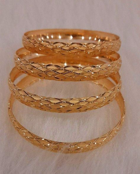 Gold Bangles Design Modern Dubai, Dubai Gold Bangle Bracelet, Dubai Gold Jewelry Rings, Golden Bangles Indian Design, Golden Bangles Design, Gold Churi Design, Dubai Gold Jewelry Bangles, Edgy Engagement Ring, Gold Set Design