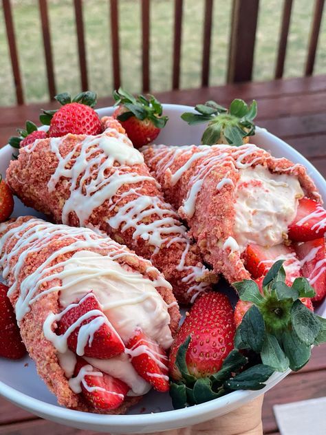 Strawberry cheesecake stuffed waffle cone with white chocolate and strawberry crunch coating Strawberry Cheesecake Crunch, Cheesecake Crunch, Crunch Cone, Strawberry Crunch Cheesecake Cones, Cheesecake Cones, Strawberry Crunch Cheesecake, Waffle Cone Recipe, Cone Dessert, Fresh Strawberry Recipes