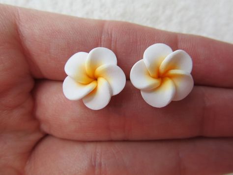 Color Clay Ideas, Clay Jwellery Idea, Polymer Earrings Ideas, Polymer Clay Crafts Ideas, White Plumeria, Flower Polymer Clay, Flower Clay, Diy Earrings Easy, Polymer Clay Flower Jewelry