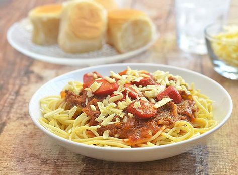 Filipino-style spaghetti is the Pinoy's interesting take on this Italian classic. With banana ketchup and hot dogs, and topped with cheese, it's not your ordinary bolognese! Spaghetti Filipino Style, Filipino Pasta, Spaghetti Filipino, Filipino Style Spaghetti, Filipino Spaghetti, Kawaling Pinoy, Pinoy Recipes, Pasta Salad Dressing, Filipino Foods