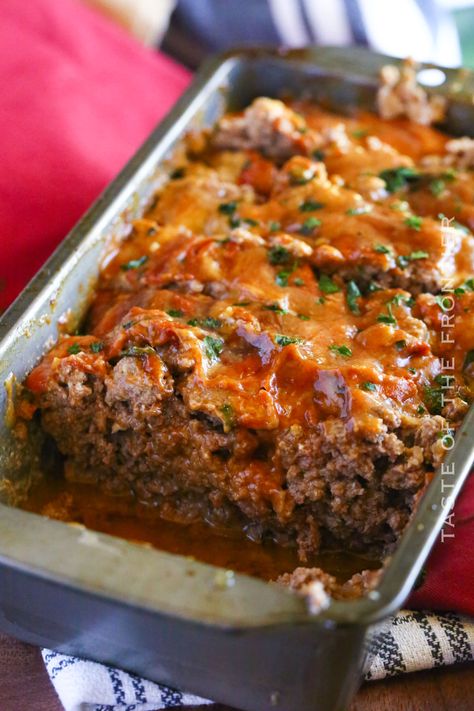 Not only is this Lipton Onion Soup Meatloaf juicy and flavorful, but it's also a great weeknight dinner recipe the whole family will love. Meatloaf Recipes Onion Soup, 2lb Meatloaf Recipe, Onion Soup Meatloaf Recipe, Lipton Onion Soup Meatloaf, Savory Meatloaf, Slow Cooker Bbq Beef, Leftover Meatloaf, Smoked Meatloaf, Slow Cooker Beef Stroganoff