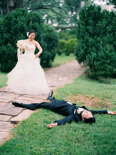 25 Stunning 'First Look' Wedding Photos That Will Make Your Heart Skip a Beat First Look Wedding Photos, Groom Reaction, First Look Wedding, Family Wedding Photos, Wedding First Look, Funny Wedding Photos, Creative Wedding Photo, Unique Wedding Photos, Romantic Wedding Photos