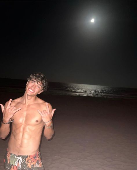 the summer i turned pretty Cousins Beach, Belly Conklin, Surfer Guys, Gavin Casalegno, Jeremiah Fisher, Surfer Boys, Surfer Boy, Cute Guy Pics, Hottest Male Celebrities