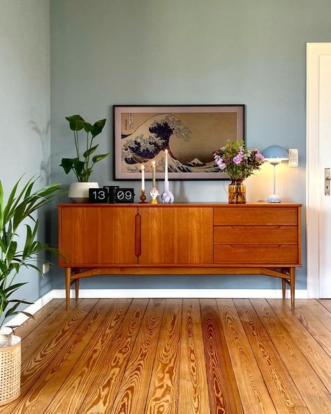 Living Room Ideas Retro, Room Ideas Retro, Mid Century Modern Living Room Ideas, Sideboard Styles, Sideboard Decor, Retro Interior Design, Mid Century Living Room, Mid Century Modern Living Room, Mid Century Modern Interiors