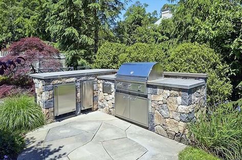 37 Outdoor Kitchen Ideas & Designs (Picture Gallery) - Designing Idea L Shaped Grill Station, L Shape Outdoor Kitchen Ideas, L Shaped Outdoor Kitchen, Outdoor Kitchen Kits, Small Outdoor Kitchens, Yard Makeover, Grill Ideas, Outdoor Kitchen Countertops, Grill Station