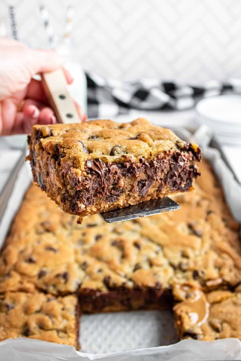 Peanut Butter Chocolate Chip Bars, Chocolate Chip Cookie Bar Recipe, Chocolate Chunk Cookie Recipe, Chocolate Chip Bars, Peanut Butter Chocolate Bars, Dessert Bar Recipe, Peanut Butter Chocolate Chip Cookies, Chocolate Peanut Butter Cookies, Chocolate Chip Cookie Bars