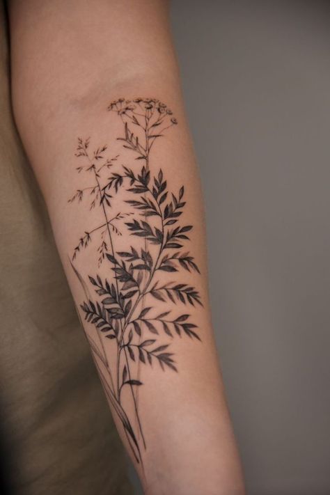 Tato Grunge, Tato Geisha, Natur Tattoo Arm, Botanisches Tattoo, Botanical Tattoo Design, Fern Tattoo, Wildflower Tattoo, Floral Tattoo Sleeve, Tato Lengan