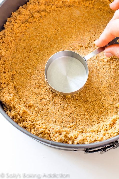 The PERFECT Homemade Graham Cracker Crust. Here's exactly how I make it every time! Homemade Graham Cracker, Graham Cracker Crust Recipe, Graham Cracker Recipes, Homemade Graham Cracker Crust, Biscuits Graham, Homemade Graham Crackers, Mousse Dessert, Baking Basics, Digestive Biscuits