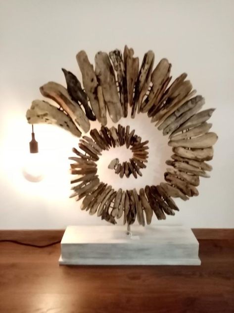 Driftwood Wall Art Diy, Diy Driftwood Projects, Driftwood Art Sculpture, Wood Log Crafts, Beach Crafts Diy, Diy Driftwood, Driftwood Fish, Driftwood Mobile, Driftwood Diy