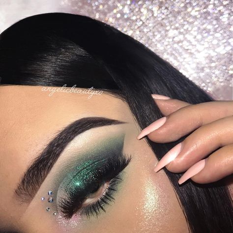 Christmas Makeup Ideas, Maria Victoria, Eyeshadow Tutorials, Make Up Inspiration, Cake Face, Face Beat, Hooded Eye Makeup, Green Makeup, Prom Ideas