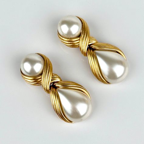 Vintage 90s Oscar De La Renta Glass Pearl Cabochon Pear Cut Dangle Drop Ribbed Brushed Gold Earrings SIGNED. Gorgeous Vintage 90s Oscar De La Renta Glass Pearl Drop Clip On Earrings. An Exquisite Design By Oscar De La Renta. These Stunning Earrings Feature Exception Brushed Gold Plated Ribbed Detail Encasing Glass Pearls; Reminiscent Of A Flower Encased In Petals. A Round Glass Pearl Cabochon Sits At The Ear While The Other Is A Larger Pear Cut Glass Pearl That Dangles. Each Pearl Is Encased In The Ribbed Design Which Overlaps Or Criss Crosses In The Center Creating A Beautiful Design. Made Of Gold Plate With Classic Clip On Style Earring. A Uniquely Intricate And Striking Earring Made To Perfection By Oscar De La  Renta. A Modern Design That Is Both Romantic And Bold. A Marvelous Earring. 90s Fashion Accessories, Pearl And Gold Earrings, Gold And Pearl Earrings, Vintage Earrings Gold, Unique Pearl Jewelry, Silver Braided Ring, Pearl Earrings Designs, Neck Pieces Jewelry, Vintage Gold Earrings