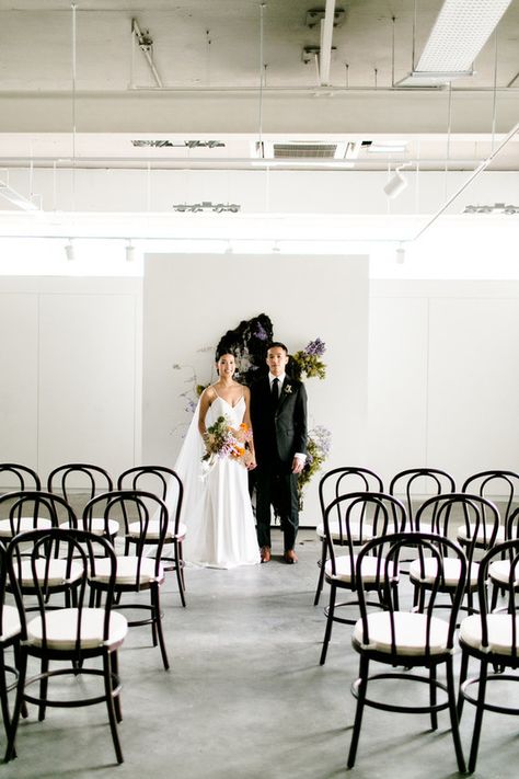 Wedding In Art Gallery, Art Gallery Wedding Ceremony, Wedding Art Gallery, Modern Art Museum Wedding, Art Gallery Wedding Reception, Modern Minimalist Wedding Ceremony, Modern Art Wedding, Minimalist Wedding Theme, Modern Bride And Groom