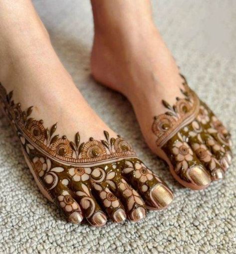 Looking for foot mehndi inspiration? Check out these fresh and stunning foot mehndi designs for modern brides. Perfect for every bridal style! Simple Foot Henna, Leg Mehendi Design, Front Mehndi Design, Leg Mehndi, Foot Henna, Legs Mehndi Design, White Ink Tattoo, Pretty Henna Designs, Mehndi Designs For Girls