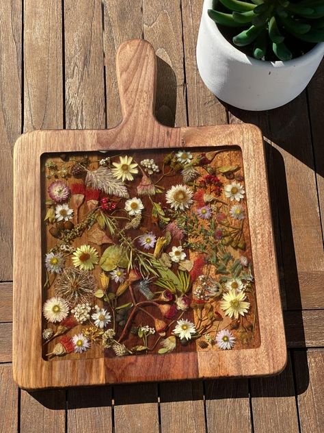 Epoxy Cheese Board, What Can We Make With Clay, Homemaking Projects, Resin Chopping Board, Resin Wood Art, Diy Resin Table, Resin On Wood, Australian Natives, Pressed Flower Crafts