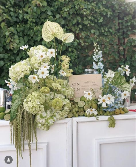 Engagement Party Ideas Floral, Modern Flower Arrangements Wedding, Garden Isle Wedding, Mediterranean Floral Arrangements, European Wedding Florals, Neutral Themed Wedding, Engagement Flower Arrangements, Wedding Bar Flower Arrangement, Blue And Green Wedding Florals