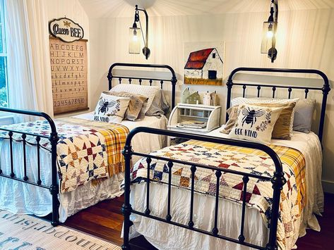 Cottage Twin Bed, Bedding For Black Metal Bed, Iron Twin Beds Guest Room, Rustic Twin Bedroom Ideas, Guest Room With 2 Twin Beds, Farmhouse Twin Bedroom Ideas, Guest Bedroom Twin Beds Ideas, How To Arrange 2 Twin Beds In A Small Room, Twin Beds Guest Room Farmhouse