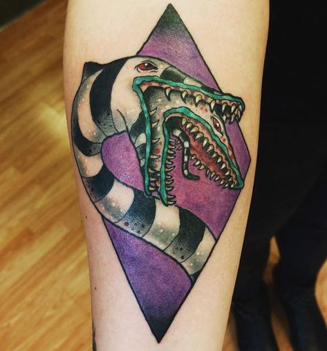 Alison Poppy on Instagram: “Sandworm tattoo by @stephanienuzzolilo @loandbeholdtattoo #sandword #beetlejuice #beetlejuicebeetlejuicebeetlejuice #timburton…” Sandworm Beetlejuice Tattoo, Sandworm Tattoo, Beetlejuice Art, Horror Sleeve, Beetlejuice Tattoo, Tattoo Prints, Tim Burton Tattoo, Gothic Tattoos, Beetlejuice Sandworm