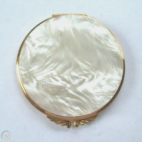 Vintage Volupte Art Deco Swirled Mother of Pearl Compact Mirror Makeup Case | #1990192158 Shell Compact Mirror, Vintage Mirror Compact, Vintage Compact Mirror Aesthetic, Antique Compact Mirror, Vintage Powder Compacts, Vintage Makeup Case, Vintage Makeup Compact, Compact Mirror Aesthetic, Cute Compact Mirror