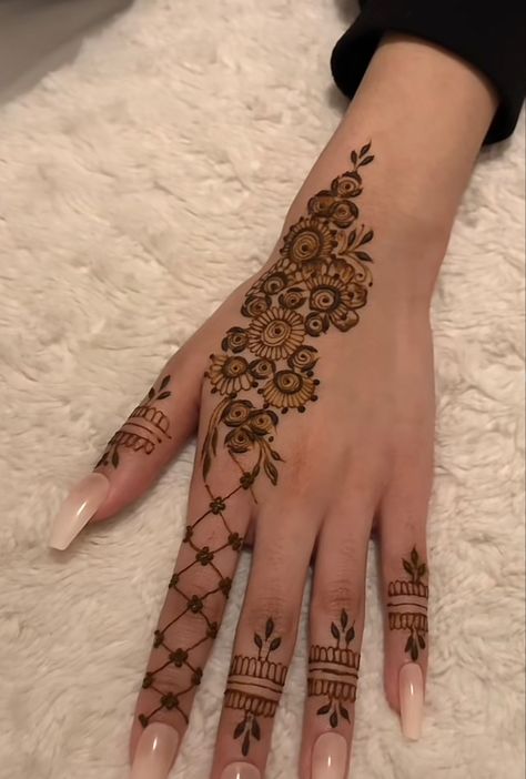 Mendi Design Latest Simple, Super Simple Mehndi Designs, Simple Mendhi Design Back Hand, Henna Designs Hand 2024, Henna Designs Right Hand, Hina Designs Mehndi, Mehndi Designs Easy And Beautiful, Inside Hand Mehndi Designs, Heena Mehendi Designs Unique