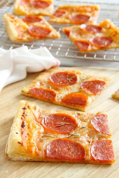 Puff Pastry Pizza Rolls, Puff Pastry Pepperoni, Easy Pastries, Puff Pastry Recipes Dinner, Pepperoni Pizza Puffs, Savory Puff Pastry, Puff Pastry Pizza, Pastry Puff, Phyllo Recipes