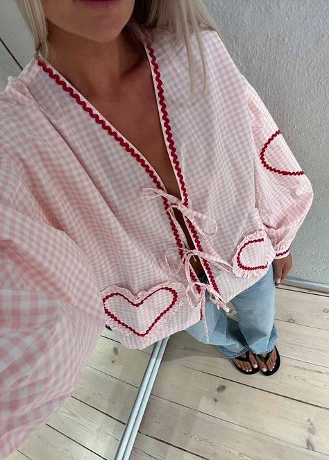 Lace Up Cardigan, Pink Plaid Shirt, Mode Rose, 2024 Spring Summer, Populaire Outfits, Stil Inspiration, Mode Ootd, Modieuze Outfits, Summer Fits