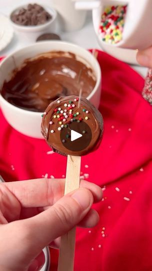 17K views · 834 reactions | Day 5 of TWELVE Days of 🎄Cookies! This is another EASY one & so fun! Holiday OREO Cookie Pops are a great treat to make with the kids. Use your favorite holiday sprinkles. Recipe link in bio! #christmascookies #cookiepops #oreopops #nobakecookies #twelvedaysofchristmas #12daysofcookies #12daysofchristmascookies #bakingwithkids https://www.momlovesbaking.com/holiday-oreo-cookie-pops/ | Lise Ode | Mom Loves Baking ® | momlovesbaking · Original audio Oreo Cookie Pops, Sprinkles Recipe, Holiday Sprinkles, Oreo Pops, Cookie Pops, Oreo Cookie, Cookie Cups, Baking With Kids, Christmas Goodies