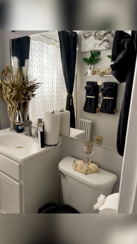 Black And Gold Bathroom Vanity, Bathroom Vanity Black, Bathroom Cottage, Gold Bathroom Vanity, Interior Cottage, Beautiful Bathroom Decor, French Bathroom, Gold Bathroom Decor, Black Bathroom Decor