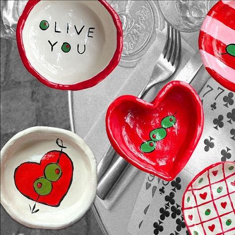 Plate Ceramic Painting, Painting Ceramics Ideas, Paint Pottery, Diy Pottery Painting, Color Me Mine, Diy Air Dry Clay, Air Dry Clay Projects, Heart Painting, Pottery Crafts