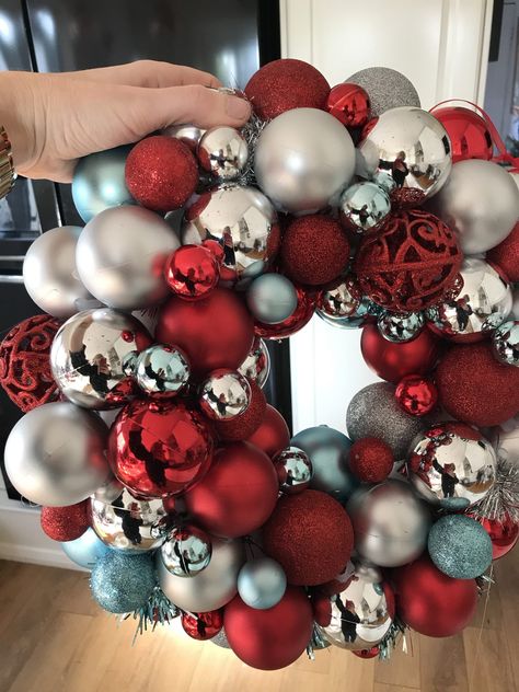 How to make your own Christmas bauble wreath - Once a Duckling Kissing Balls Christmas Diy, Fall Wreaths Diy Easy, Christmas Balls Wreath Diy, Diy Christmas Baubles, Christmas Reef, Bauble Wreath, Halloween Wood Crafts, Xmas Baubles, Door Wreaths Diy