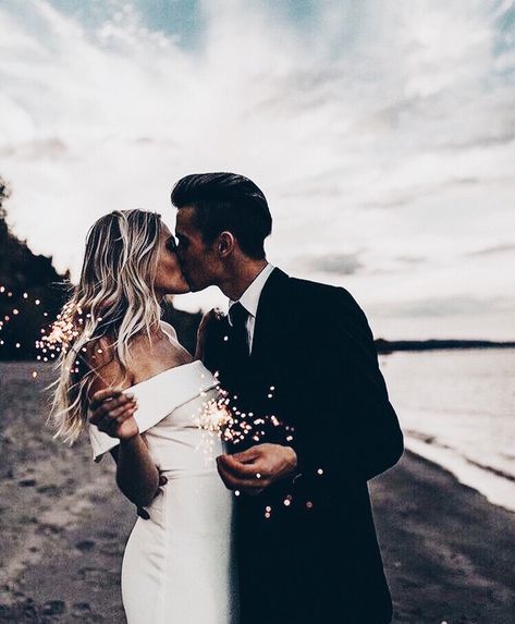 ★ pinterest: tayyweis ★ Kiss Photos, Wedding Fotos, Wedding Picture Poses, Wedding Kiss, Wedding Photos Poses, The Kiss, Photo Couple, Wedding Goals, Creative Wedding