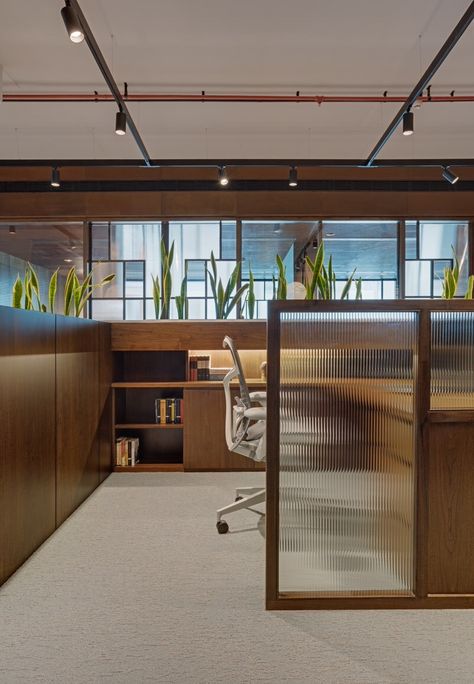 Secretary Room Office Design, Cubicle Office Layout, Small Business Office Design, Small Office Architecture, Private Office Interior Design, Cubicle Office Design, Office Partition Ideas, Office Building Interior Design, Architecture Office Interior Design