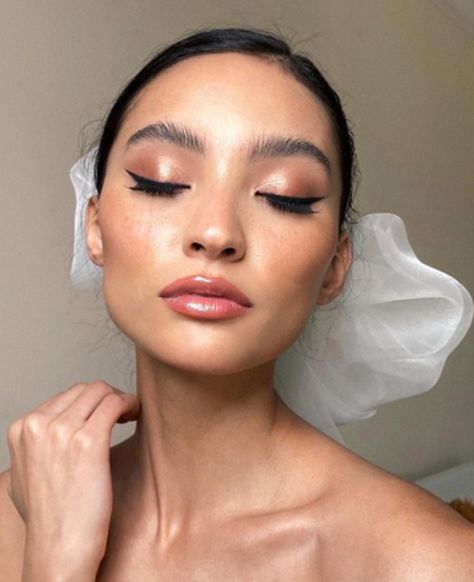 Glossy Shiny Natural Wedding Makeup Looks Natural Wedding Makeup Looks, Perfect Wedding Makeup, Bridal Makeup Services, Sultry Makeup, Wedding Makeup Tutorial, Best Bridal Makeup, Bridal Hair Inspiration, Wedding Makeup Artist, Wedding Makeup Looks