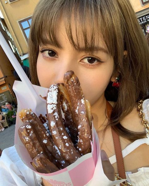 "😋" Lisa Eating Food, South Korean Food, Korean Street Food, M Instagram, Food Photography Tips, Lisa Bp, Food Cart, Lalisa Manobal, Jennie Lisa