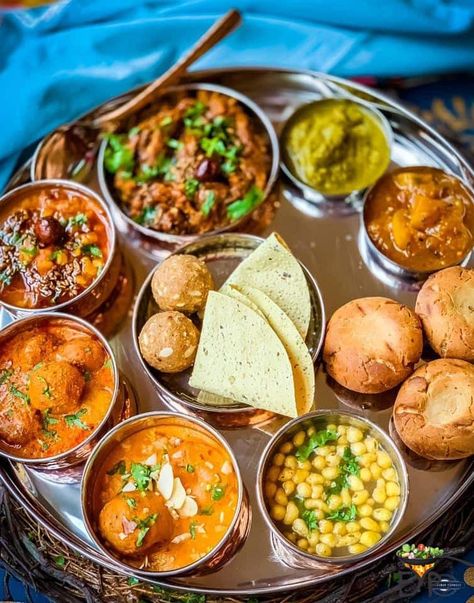 An authentic Rajasthani Thali menu with food you can serve at a festive get together, all are nutritionally enhanced, delicious recipes. Indian Banquet, Dal Bati Churma, Food Photography Vegetables, Rajasthani Thali, Photography Vegetables, Dal Bati, Food Thali, Platter Food, Vegetables Dishes