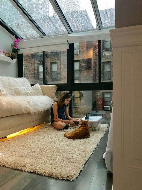 NYC + Zelda + Rain = Cozy Day Eksterior Modern, Cozy Day, Apartment Aesthetic, New York Apartment, Aesthetic Rooms, Nyc Apartment, Dream Apartment, Dream Rooms, Design Case