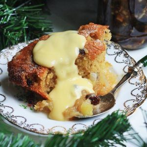 Bramley Apple Mincemeat Pudding is a must at this time of year. It's an excellent way of using up all your excess mincemeat or makes a lighter alternative to Christmas Pudding at the end of your festive feast. Gluten-free option. #mincemeat #christmaspudding #mincemeatpudding #bramleyapples #dessert #easy Carrot Pudding, Custard Sauce, Bramley Apple, Dessert Aux Fruits, A Piece Of Cake, Xmas Food, British Food, Köstliche Desserts, Christmas Cooking