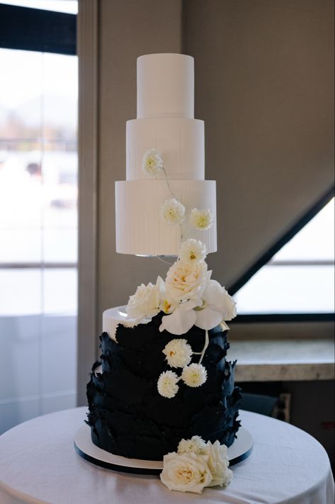 Modern, minimalist, cake spacer Black And White Wedding Cake Table, Wedding Cakes Black And White, Wedding Cake Black And White, Black And White Wedding Cakes, Verano Aesthetic, Invierno Aesthetic, Outfits Modernos, Floating Cake, Outfit Ideas Summer Casual