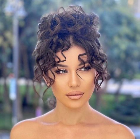 Loose Curly Updo Wedding, Short Curly Bridal Hair, Curly Hairstyles For Work, Greek Goddess Hairstyles, Easy Curly Hairstyles, Hair Styles Medium, Hairstyles For Work, Curly Bridal Hair, Curly Hair Up