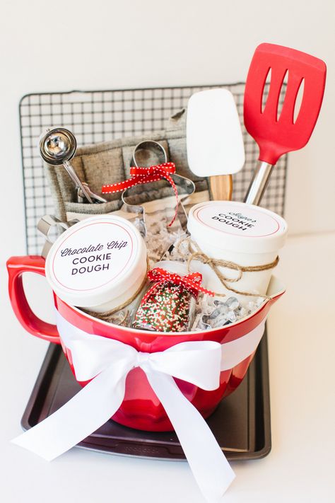 Holiday Cookie Baking Basket with Free Printables | The TomKat Studio Holiday Cookie Gift, Holiday Mason Jar, Cookie Gift Baskets, Creative Gift Baskets, Christmas Gift Baskets Diy, Presente Diy, Holiday Gift Baskets, Themed Gift Baskets, Diy Gift Baskets