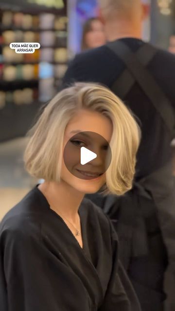 Look At This... 👀, Nikol Johnson Haircut, Bob Trend 2024, Cowgirl Bob Hair, Medium Textured Bob, Short Bob Hairstyles For Fine Hair, Auburn Bob Haircut, Sharp Bob Haircut, How To Style Short Hair Bob