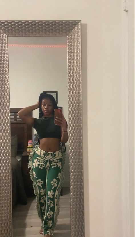 Tapestry Pants Outfit Black Women, Tapestry Outfit Ideas, Green Pants Outfit Black Women, Tapestry Pants Outfit, Tapestry Pants, Calm Fits, Green Pants Outfit, Outfit Black Women, Cozy Outfits