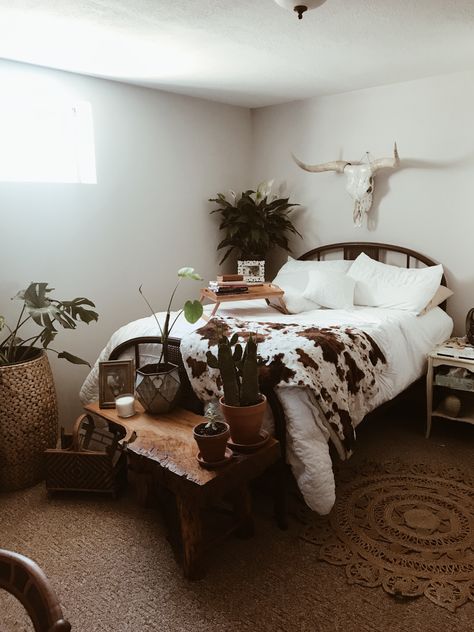 Western White Bedroom, Aztec Room Decor Bedroom, Bedroom Decor Western Rustic, Cowgirl Bedroom Ideas Ranch, Bedroom Ideas For Small Rooms Western, Brown Western Bedroom, Western Night Stand Decor, Small Bedroom Ideas Western, Western Themed Bedroom Rustic