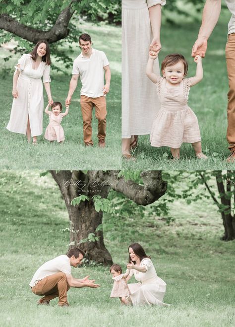 1st Birthday Park Photoshoot, One Year Old Photos Outside, One Year Baby Girl Birthday Photoshooting, Baby Girl Outdoor Photoshooting Ideas, One Year Old Pictures Outside, Family Photo Outdoor Ideas, 1st Birthday Portraits, Family One Year Old Photoshoot, 1st Birthday Family Photos