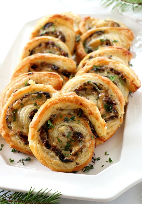 French Onion and Portobello Mushroom Pinwheels | Dash of Savory Mushroom Pinwheels, Thanksgiving Apps, Pinwheel Appetizers, Yummy Bites, Pizza Roll, Portobello Mushroom, Snacks Saludables, Perfect Appetizers, French Onion