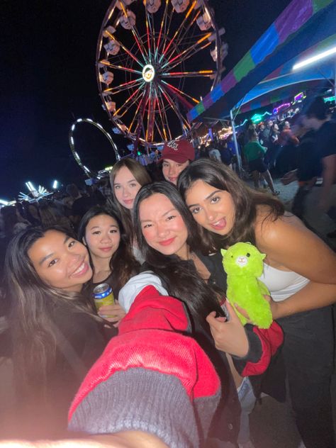 Wide lens 0.5 selfie at carnival 0.5 Selfie, Big Friends, Crazy Fans, Chill Photos, Human Reference, Face Forward, Teenage Dream, Reference Photos, Photos Ideas